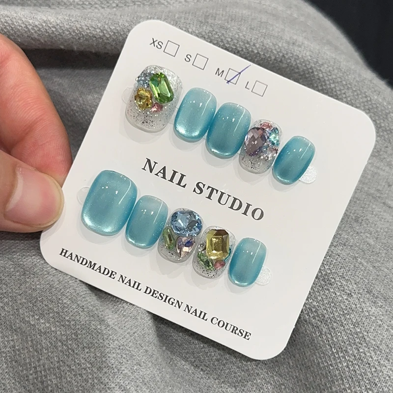 unhas-posticas-de-luxo-2026-com-strass-em-cruz-estilo-frances-longo-azul-feitas-a-mao-para-pontas-de-unhas-elegantes-e-modernas