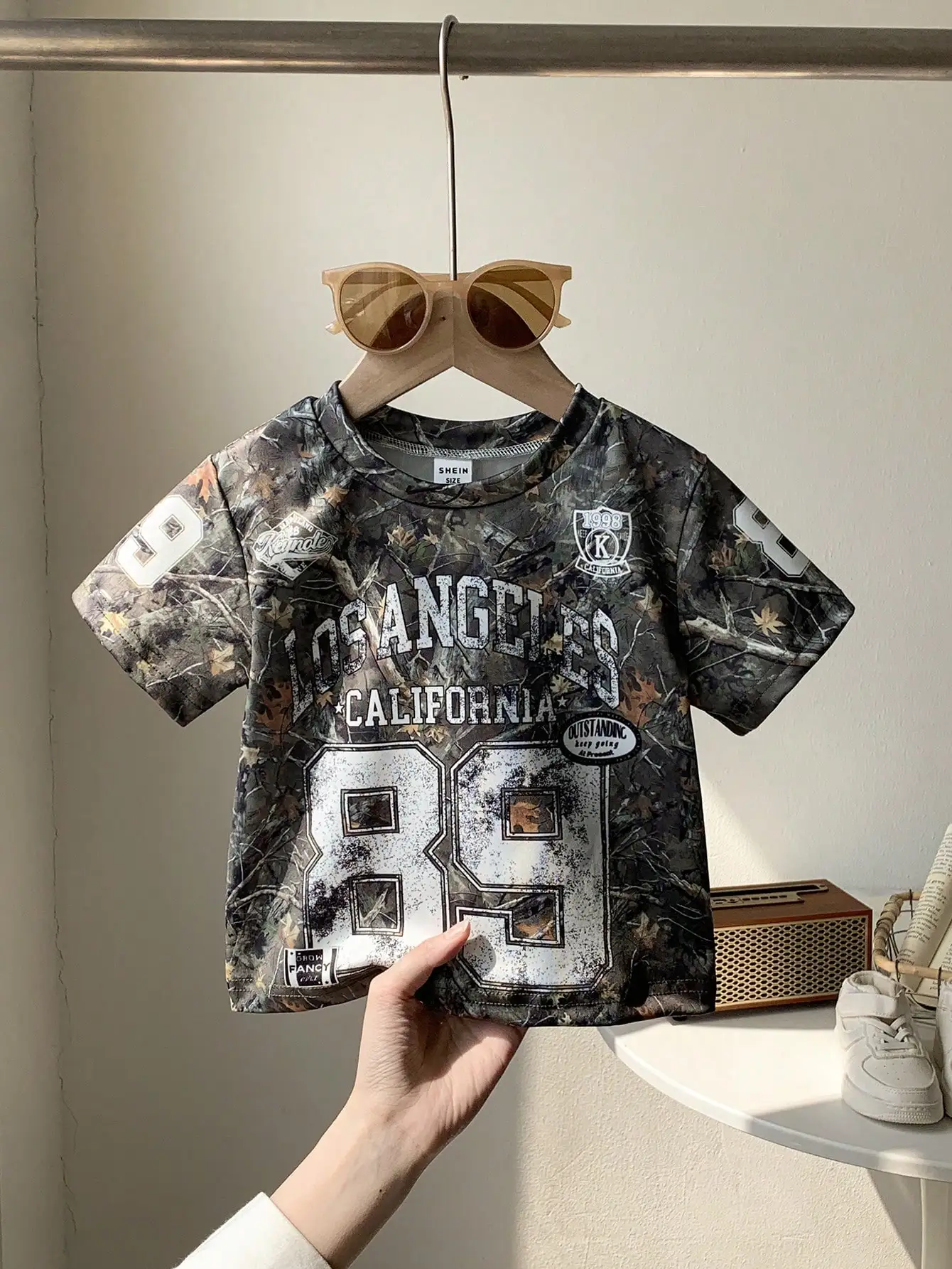 

Unisex Kids Camo Print Graphic Tee with Distressed Number Design, Short Sleeve Casual Top for Spring Summer