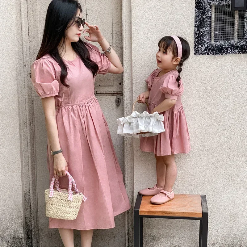 Roupa de manga folhada combinando para mãe e bebê, vestido de 1 peça, pai e filho, as mesmas camisas curtas para mãe e filha, roupa rosa, 2024