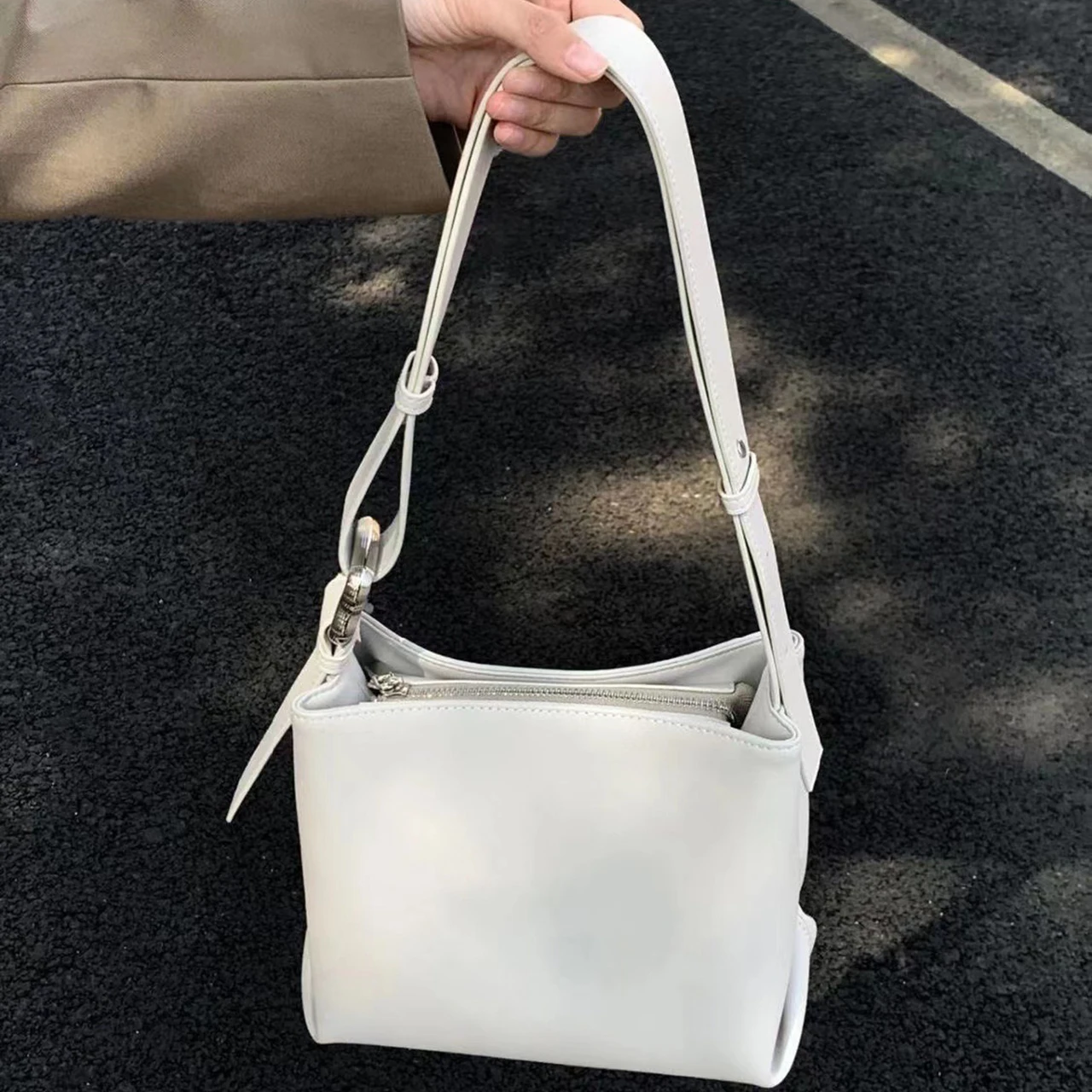 Large Capacity Women\'s White Bucket Handbags 2024 Spring New Soft Leather One Shoulder Crossbody Bag Casual Versatile Tote Bag