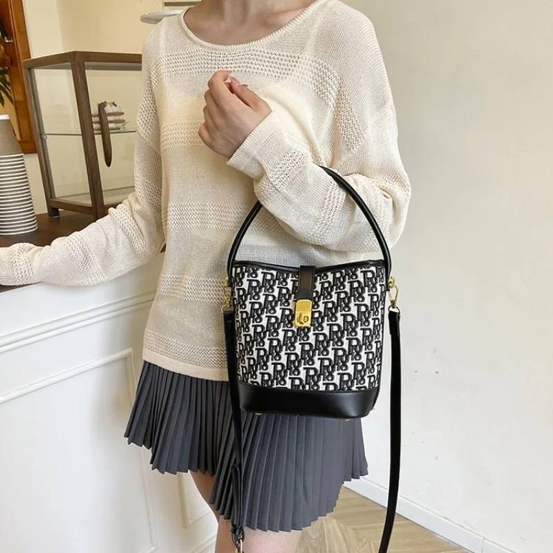 

Women's Classic Crossbody Bag Versatile Design For Day To Night Transition Perfect For Work And Social Events