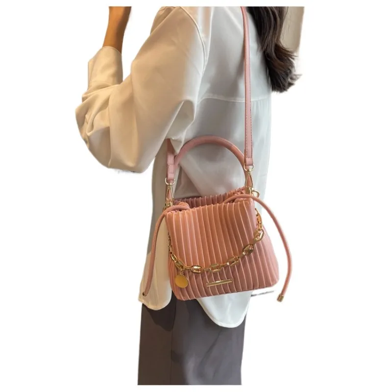 

Модная сумка через плечо Yangqi, корейская версия Ms. 2026, новая сетка-ведро на одно плечо с цепочкой Yangqi, красная ниша