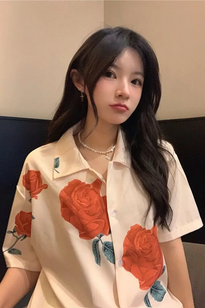 เสื้อเชิ้ตแขนสั้นลายดอกไม้ย้อนยุคสําหรับผู้หญิงในฤดูร้อนดีไซน์เฉพาะกลุ่มเวอร์ชั่นเกาหลีใหม่หลวมและหลากหลาย