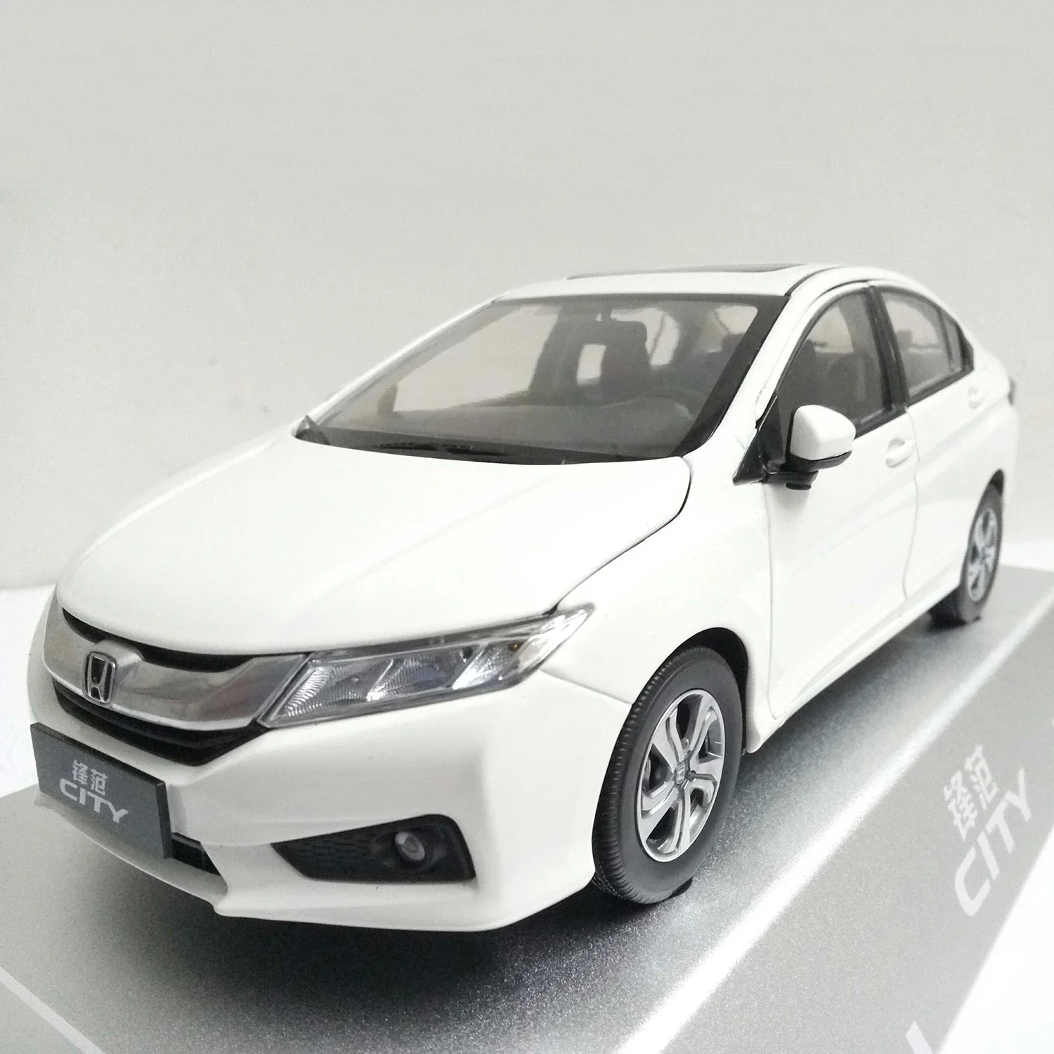 

Литая в масштабе 1:18 Guangqi HONDA Fengfan HONDA CITY 2016 новая классическая модель автомобиля коллекционная игрушка подарок сувенирные украшения