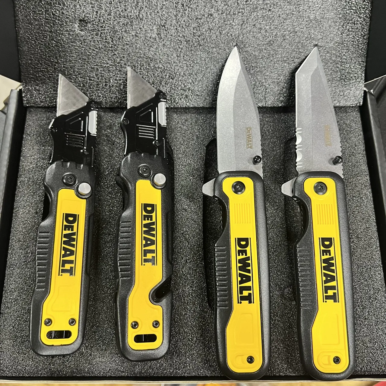 DEWALT DWHT2426T-23  4-piece Multi functional graphic folding wallpaper knife  DWHT10910