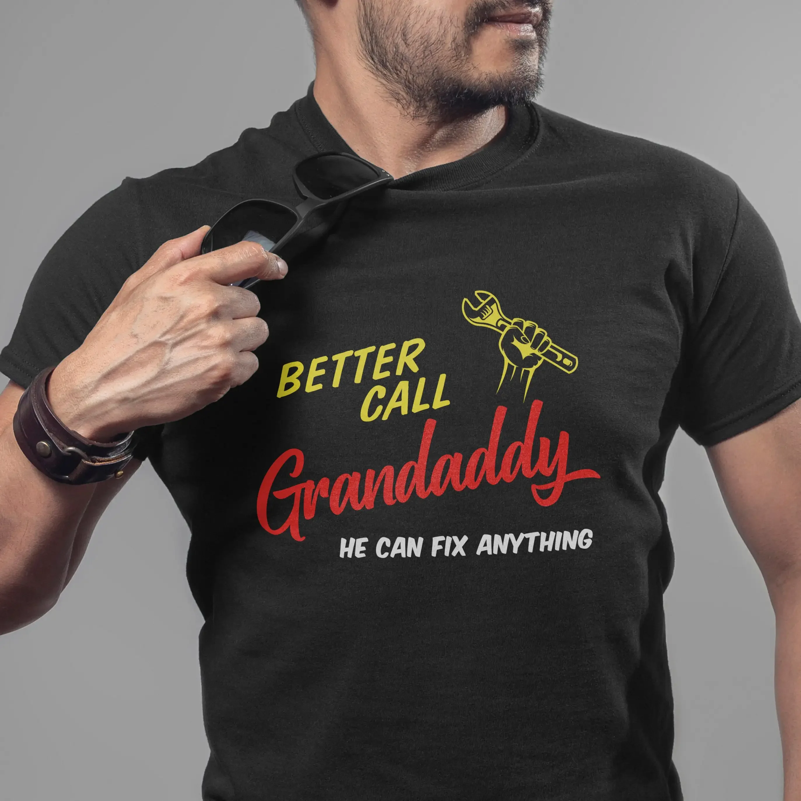 Lustiges Grandaddy-TV-Show-Parodie-T-Shirt: „Better Call He Can Fix Anything“ – Geburtstag, Weihnachten, Vatertag