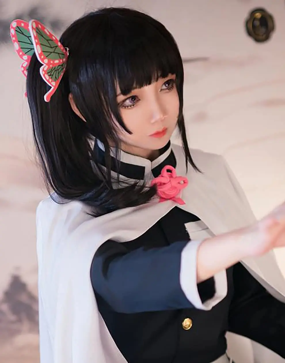 Demon Slayer Kimetsu No Yaiba Tsuyuri Kanao peluca Anime Cosplay marrón oscuro Peluca de cabello sintético resistente al calor para hombres y mujeres