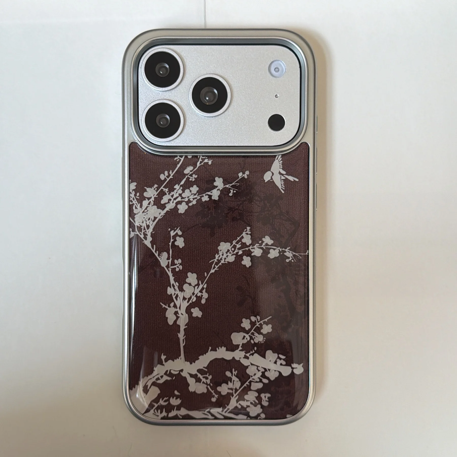 Elegante Pflaumenblüten-Burgunder-Vogel- und Zweig-Telefonhülle mit traditioneller Kunst für iPhone 17, 16, 15, 14, 13 Pro Max, Rückseite