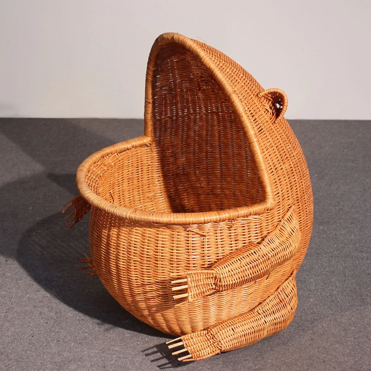 

Rattan handmade frog towel storage basket Indonesian rattan sundriestoy hotel room bathroom dirty clothes