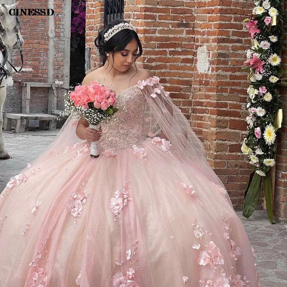 Vestido de fiesta de quinceañera con flores hechas a mano, vestido rosa con hombros descubiertos, apliques de capa, encaje dulce 15, fiesta de graduación