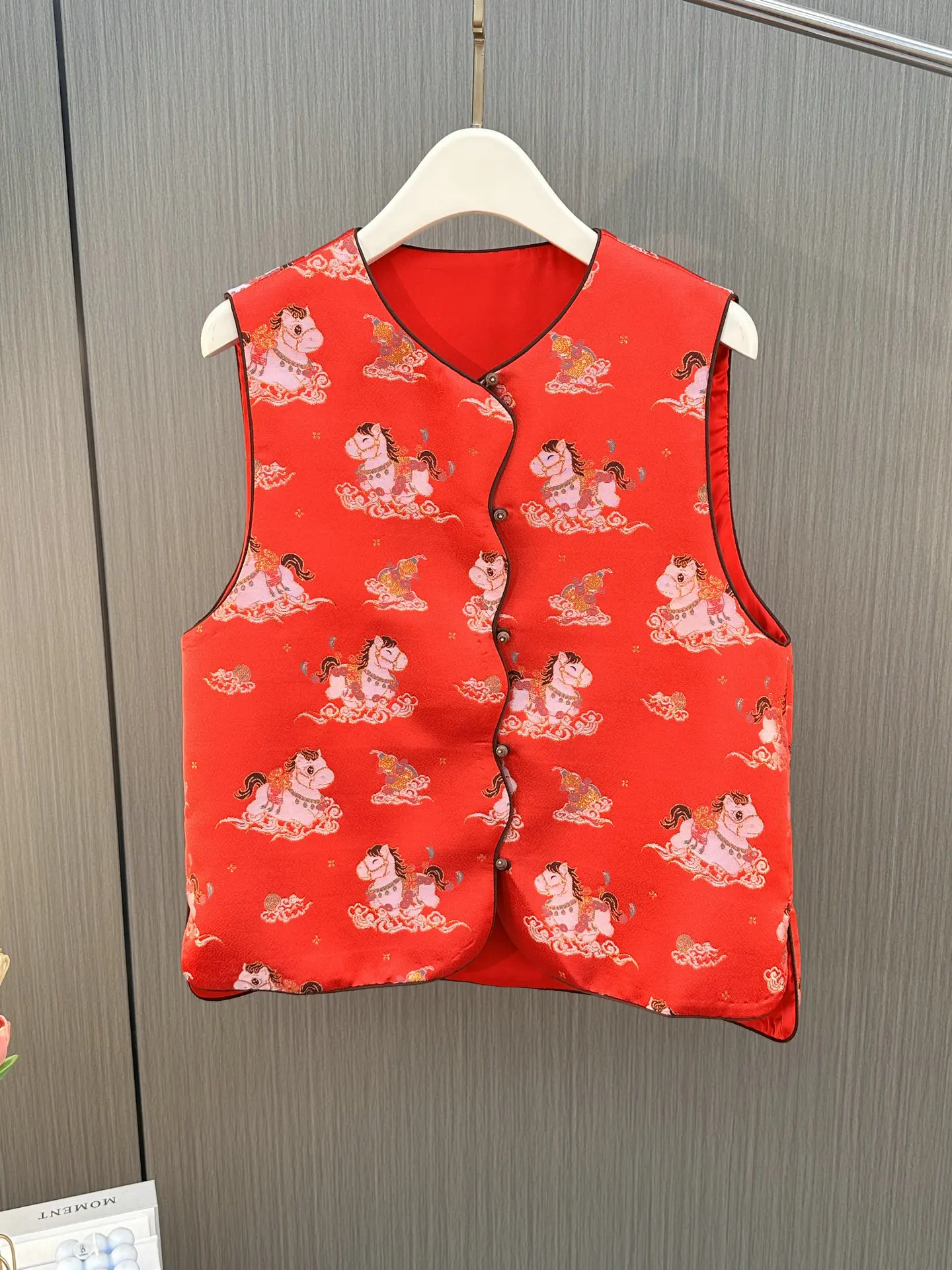 

New Chinese Sle Red Embroidery Vest Women's Spring New Faion round Ne Svel oulder Pad Faionable Silk