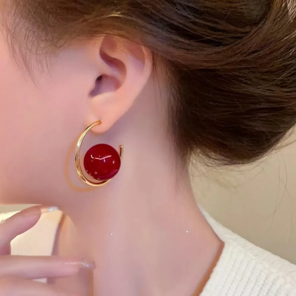 Orecchini di perle grandi rosse 2024 nuova moda coreana imitazione orecchini a cerchio retrò francesi a forma di C per regali di gioielli di moda da