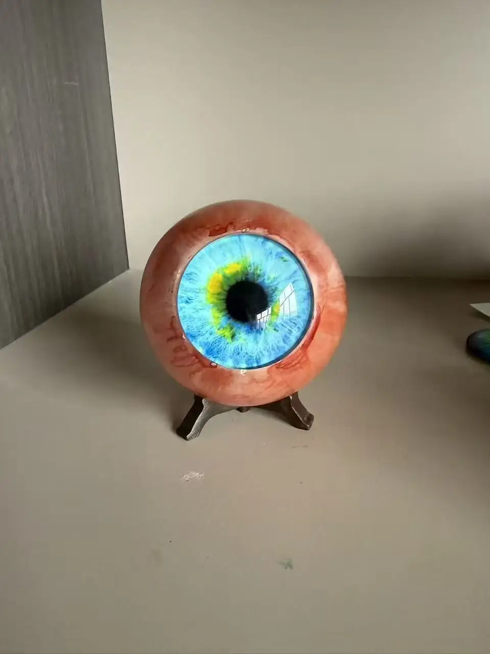 Personality Realistic Eyeball Sculpture Decor - 3d Human Eye Figurine With Stand For Gothic Home Decor Birthday Gifts