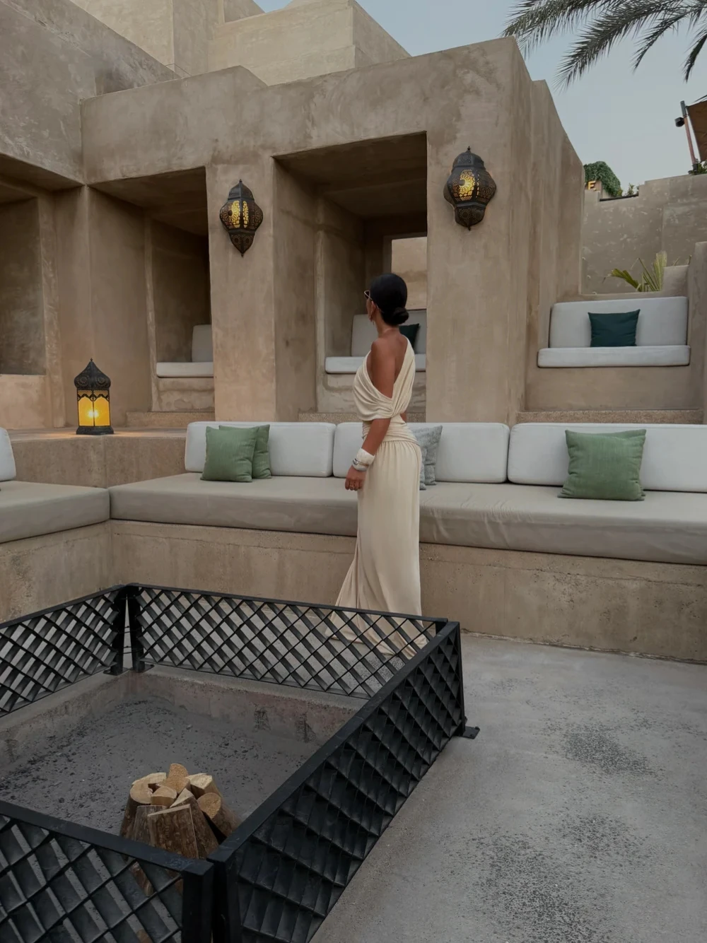 فستان سهرة طويل كريمي ناعم خط عنق غير متماثل مخصص مستقيم مطوي فستان حفلات عباية حديثة ملابس كوكتيل