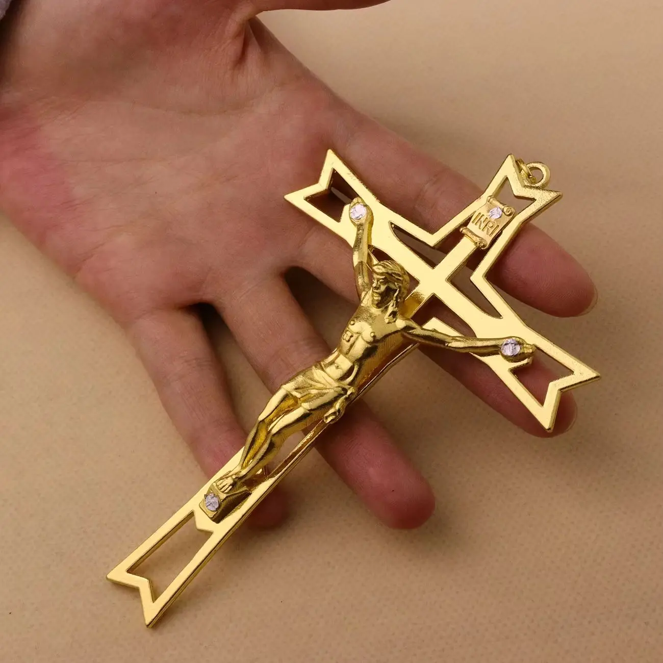 1pc crucifixo jesus cruz pingente cristão inri cristo mão segurando cruz bênção jóias ornamento parede igreja decoração artesanato presente