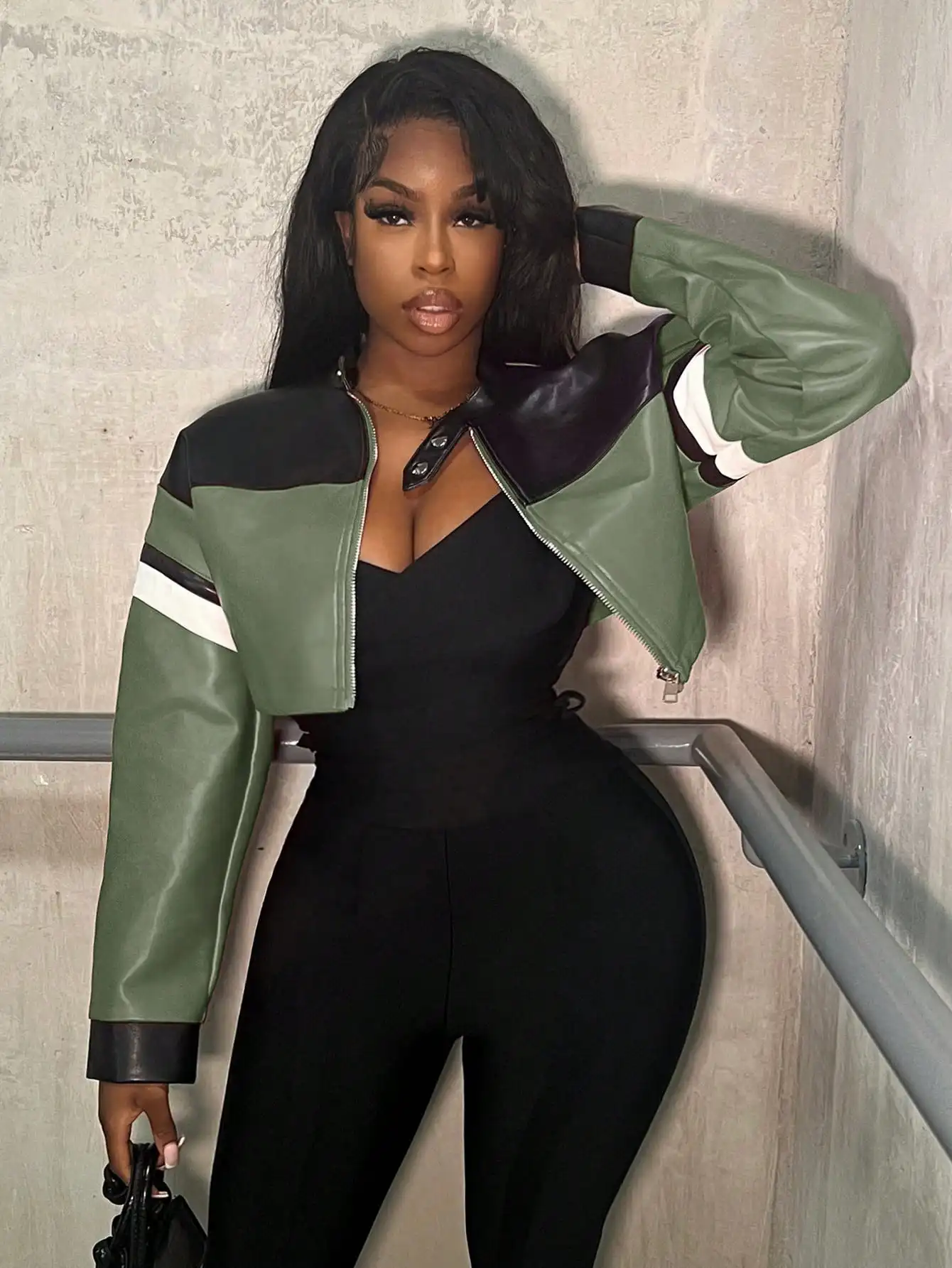 سترة نسائية من الجلد الصناعي باللونين الأسود والأحمر بتصميم عصري للخريف والشتاء، بأكمام طويلة وياقة مستديرة وكتف مكشوف