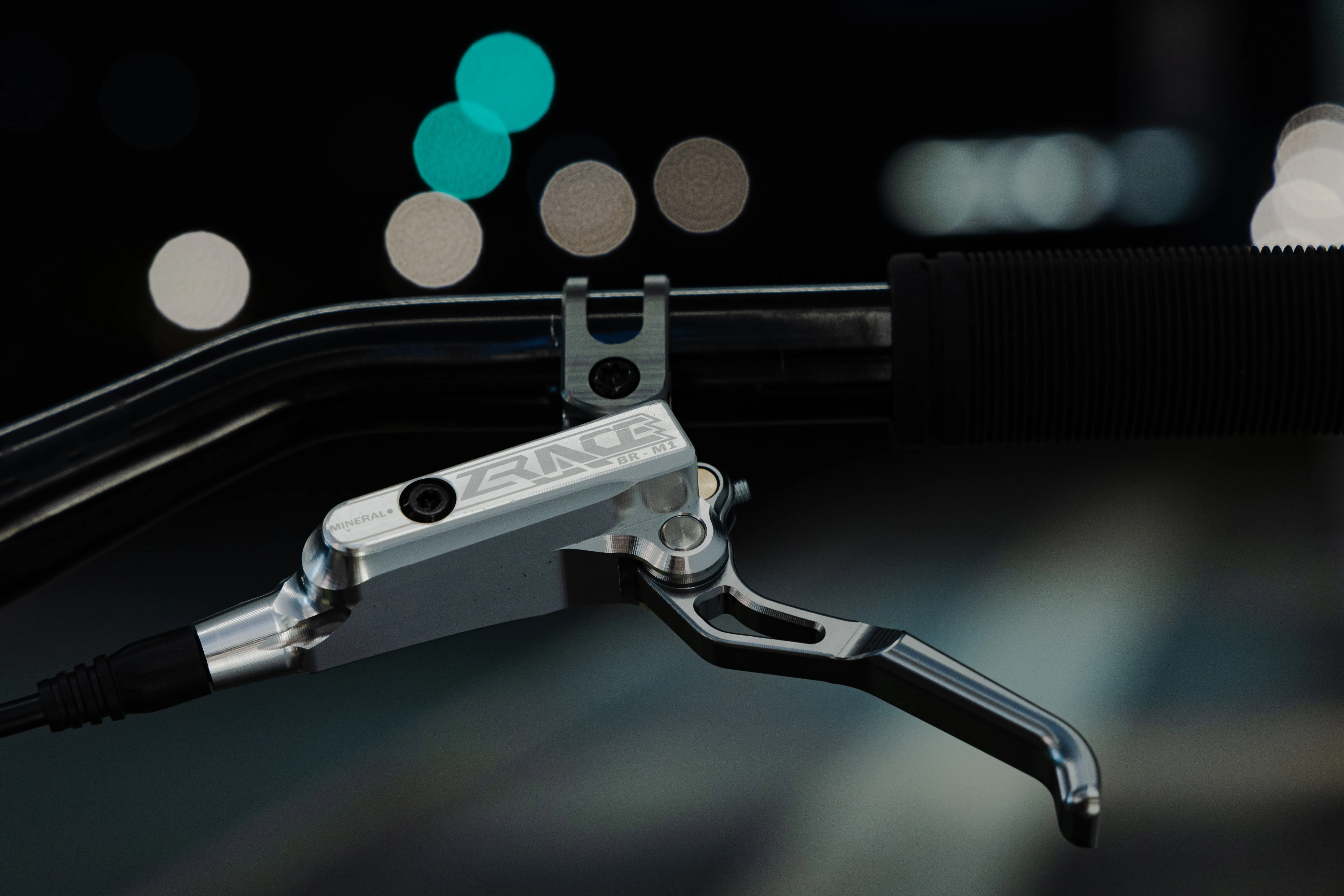 ZRACE M1 X2 / X4 Mountainbike Hydraulische Bremse, MTB Öldruck-Scheibenbremsen-Set, Vorder- und Hinterradbremse, Vollständig CNC-gefräst und Leichtgewichtig – Detail 3