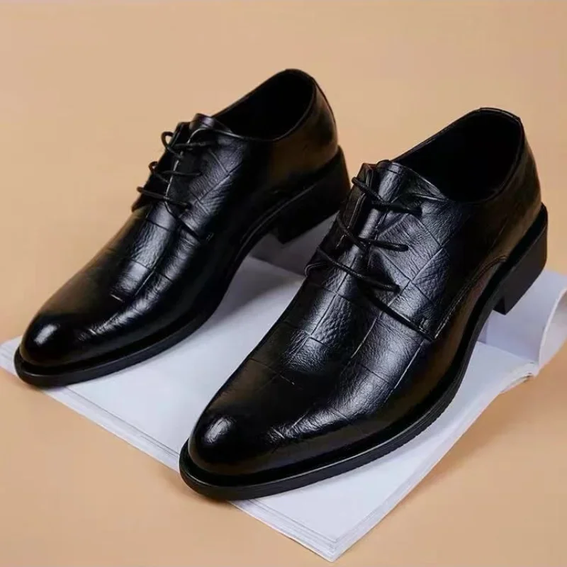 Zapatos de vestir para hombre, calzado oficial de cuero con punta estrecha, color negro, para oficina, Social, a bajo precio, tendencia de fiesta, novedad de 2024