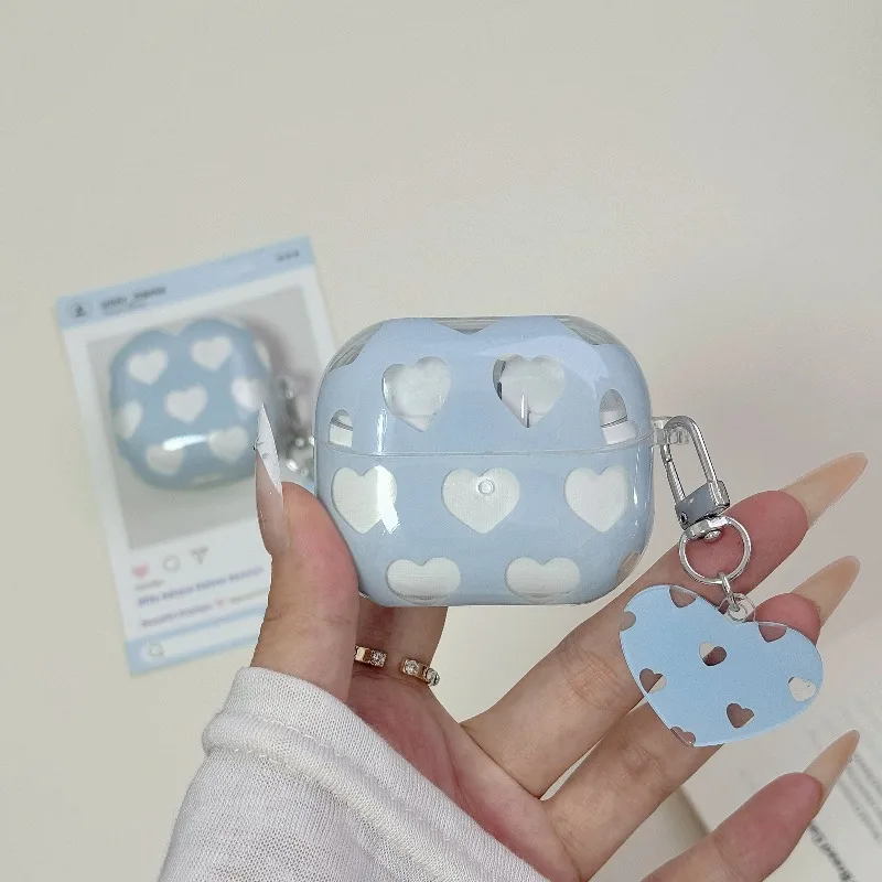 Capa Protetora Azul Claro com Coração para Samsung Galaxy Buds 4, 4 Pro, Live, Pro 2, 2 Pro, FE, Core 2025, 3, 3 Pro, 3 FE com Chaveiro Fofo