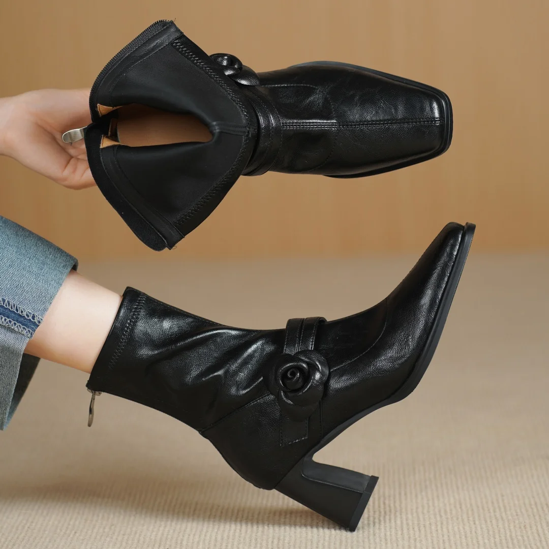 فستان نسائي من جلد الغنم الرائع مصنوع من جلد البولي يوريثان مزين بشريط ضيق مزين بالزهور وكعب سميك 7 سم فستان خريفي أسود نحيف قصير #3