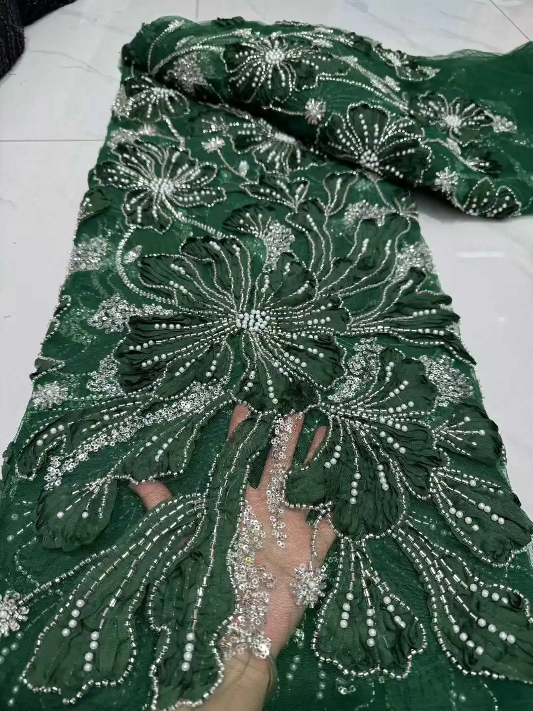 Tessuto di pizzo da sposo ricamato in tulle con fiori africani di moda di alta qualità Tessuto di pizzo con paillettes in rilievo per abito da sposa nigeriano