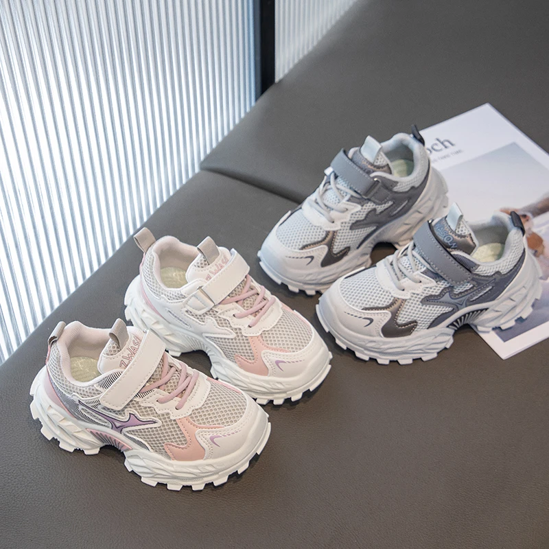 

2025 легкие дышащие детские кроссовки с волшебной лентой и одной сеткой, летние новые стильные туфли с мягкой подошвой для девочек