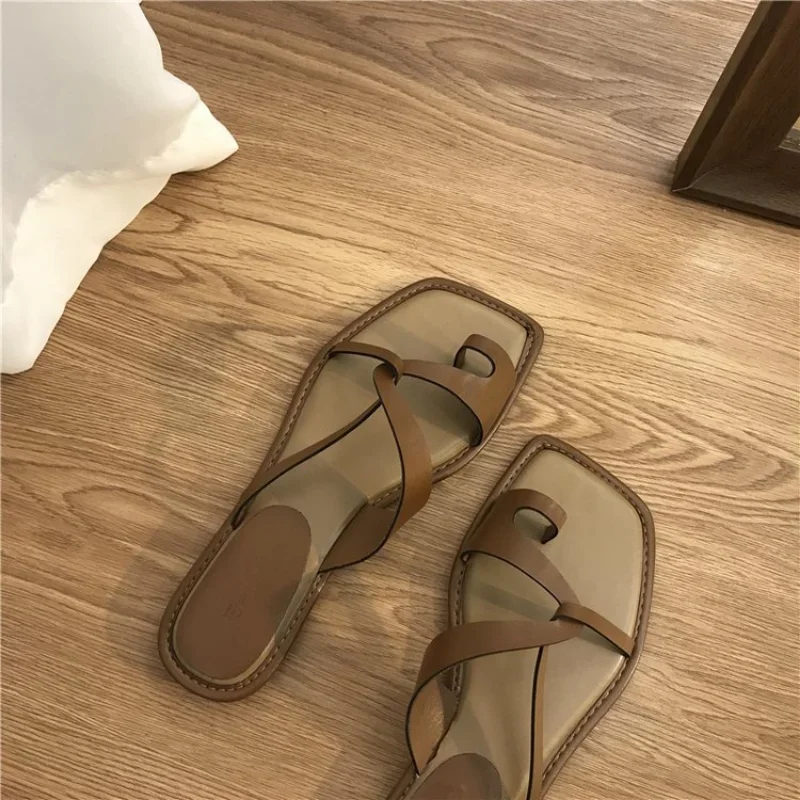 Sandalias de mujer novedad de verano 2024, versión coreana, chanclas con Clip dedos, moda para actividades al aire libre, Sandalias planas