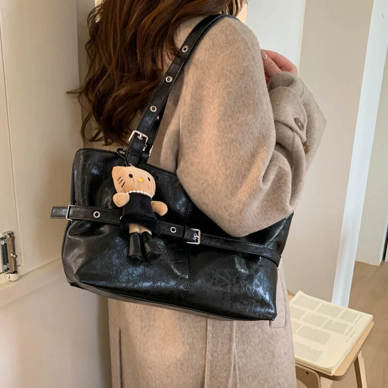 

Classic Women's Leather Handbag Fashion Luxury Crossbody Bag Elegant Designer Shoulder Tote For Chic Modern Look