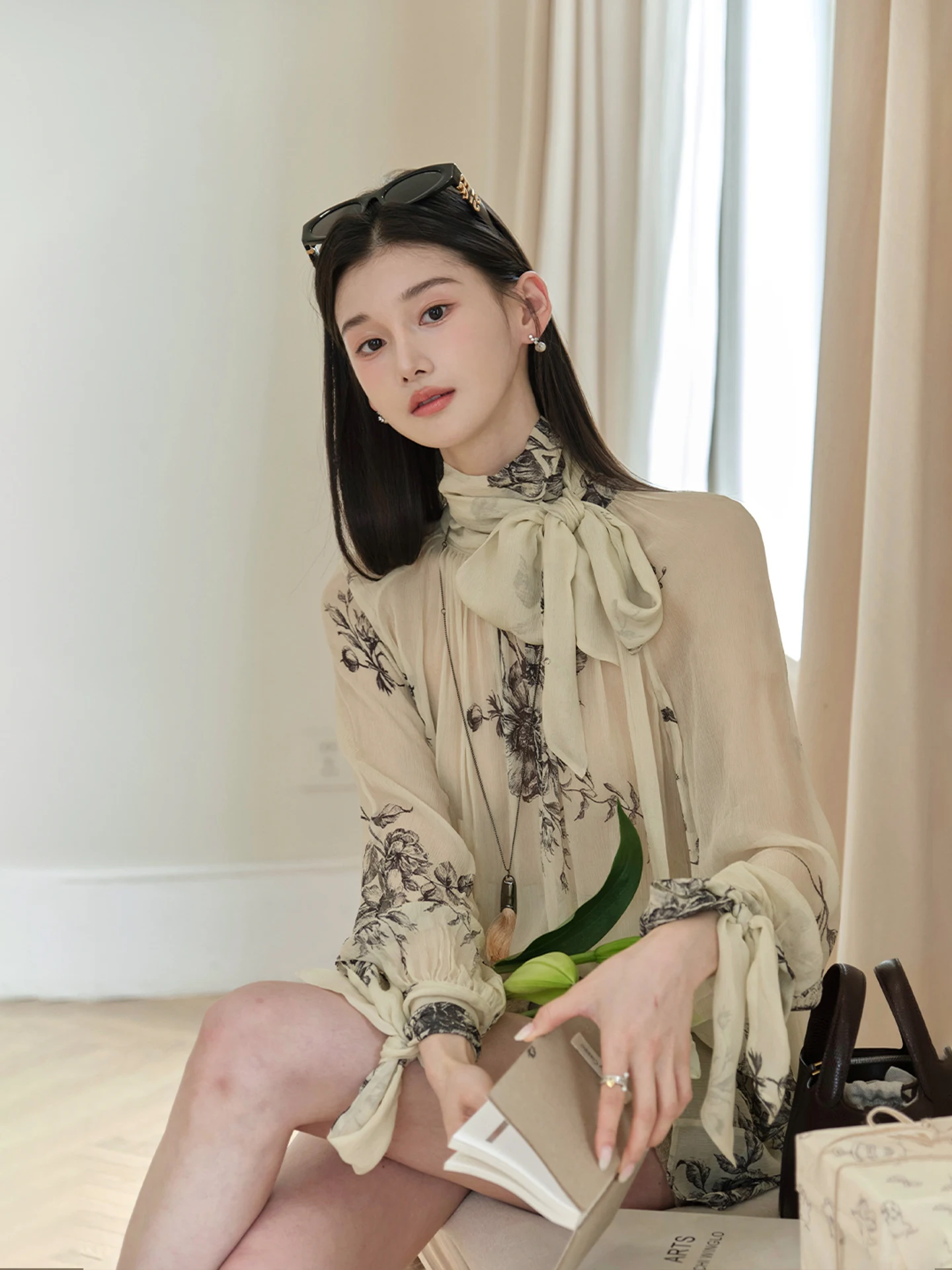 

Элегантная шелковая рубашка с длинным рукавом для женщин: весенняя мода, художественный стиль, свободный крой, с поясом, универсальная, с принтом, удобная, дышащая