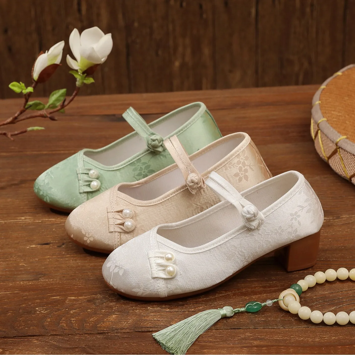 

Новые женские туфли в китайском стиле для танцев, на среднем каблуке, для чайных церемоний, улучшенные, в национальном стиле, для чонсама, с вышивкой, хлопковые