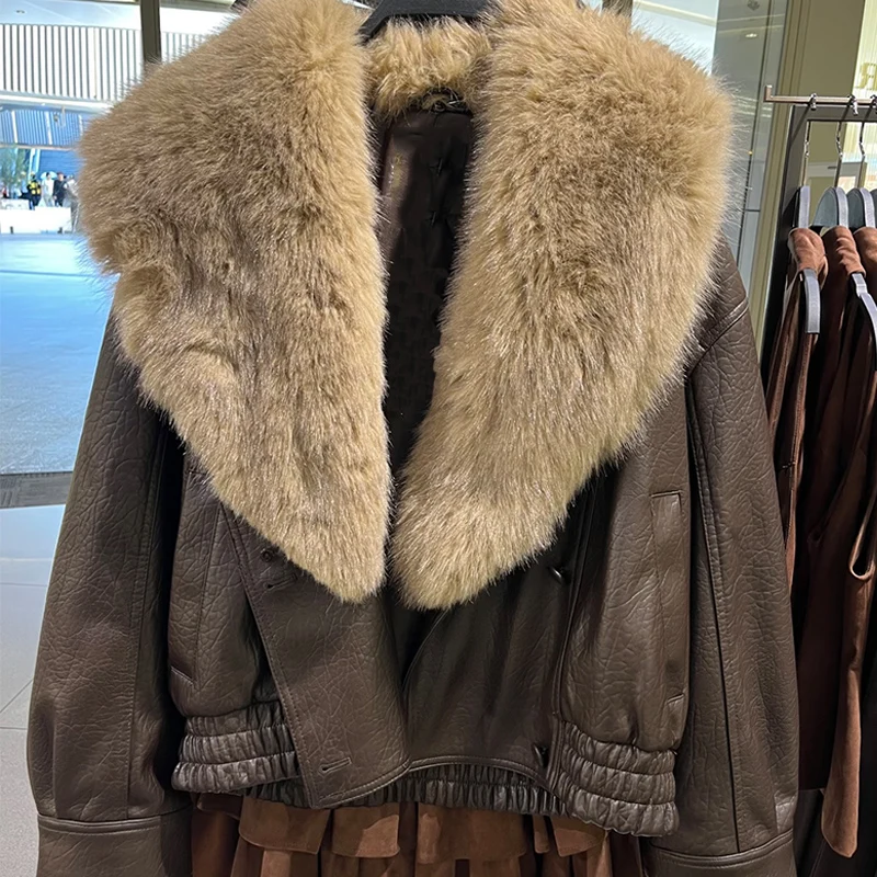 Chaqueta de mujer 2025, nueva moda de invierno, chaqueta de piel sintética de guijarro marrón, abrigo con cuello de piel desmontable con personalidad estilo motocicleta