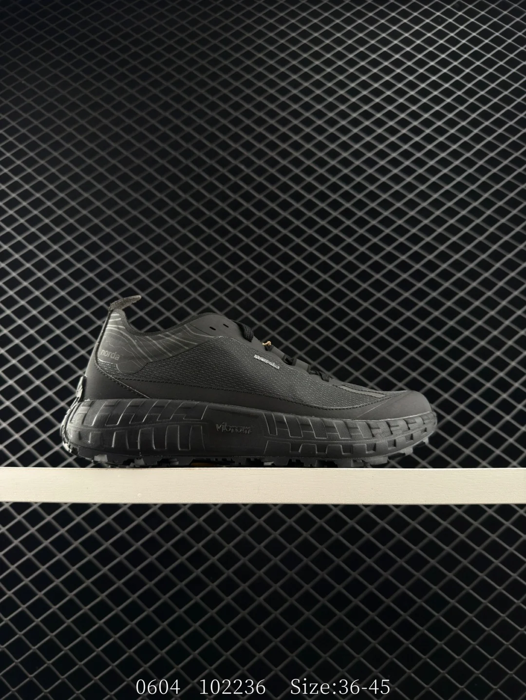 รองเท้าวิ่งระบายอากาศสำหรับผู้ชายรุ่นใหม่ปี 2025 รองเท้ากีฬากลางแจ้งน้ำหนักเบา รองเท้าฝึกซ้อมสำหรับผู้หญิงที่ใส่สบาย