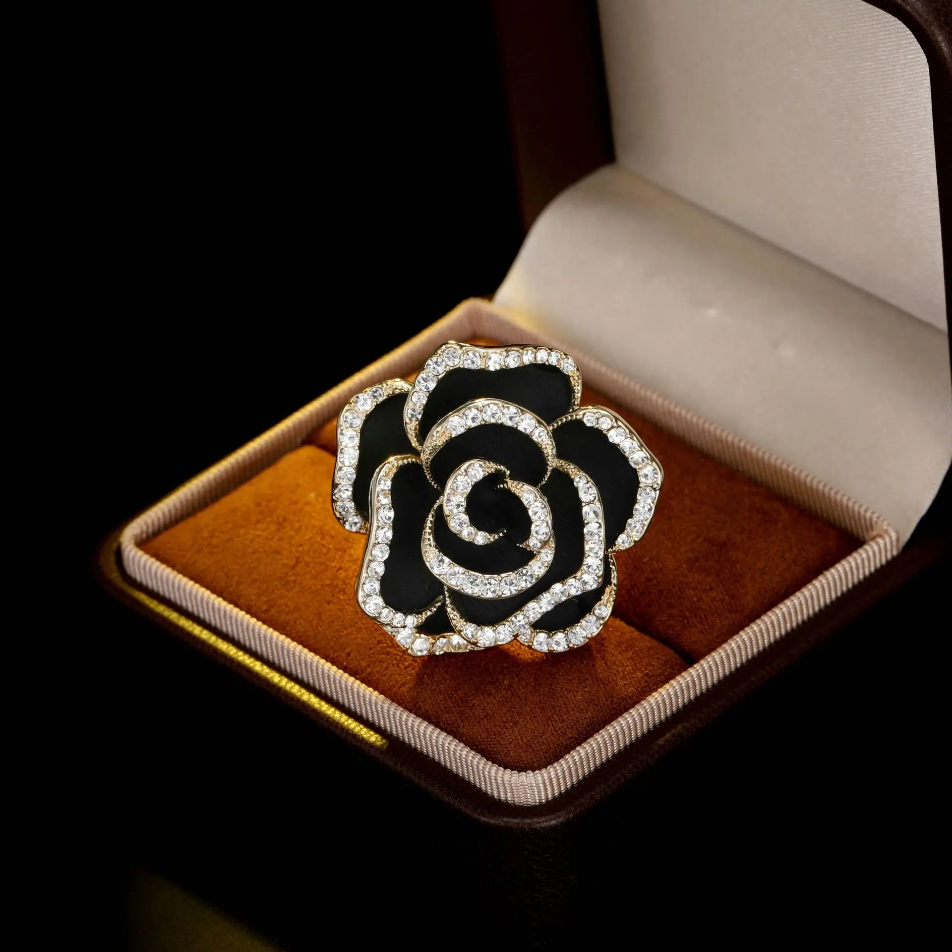 

French high-end, elegant and retro camellia brooch, with a refined and high-end design, is a niche brooch accessory