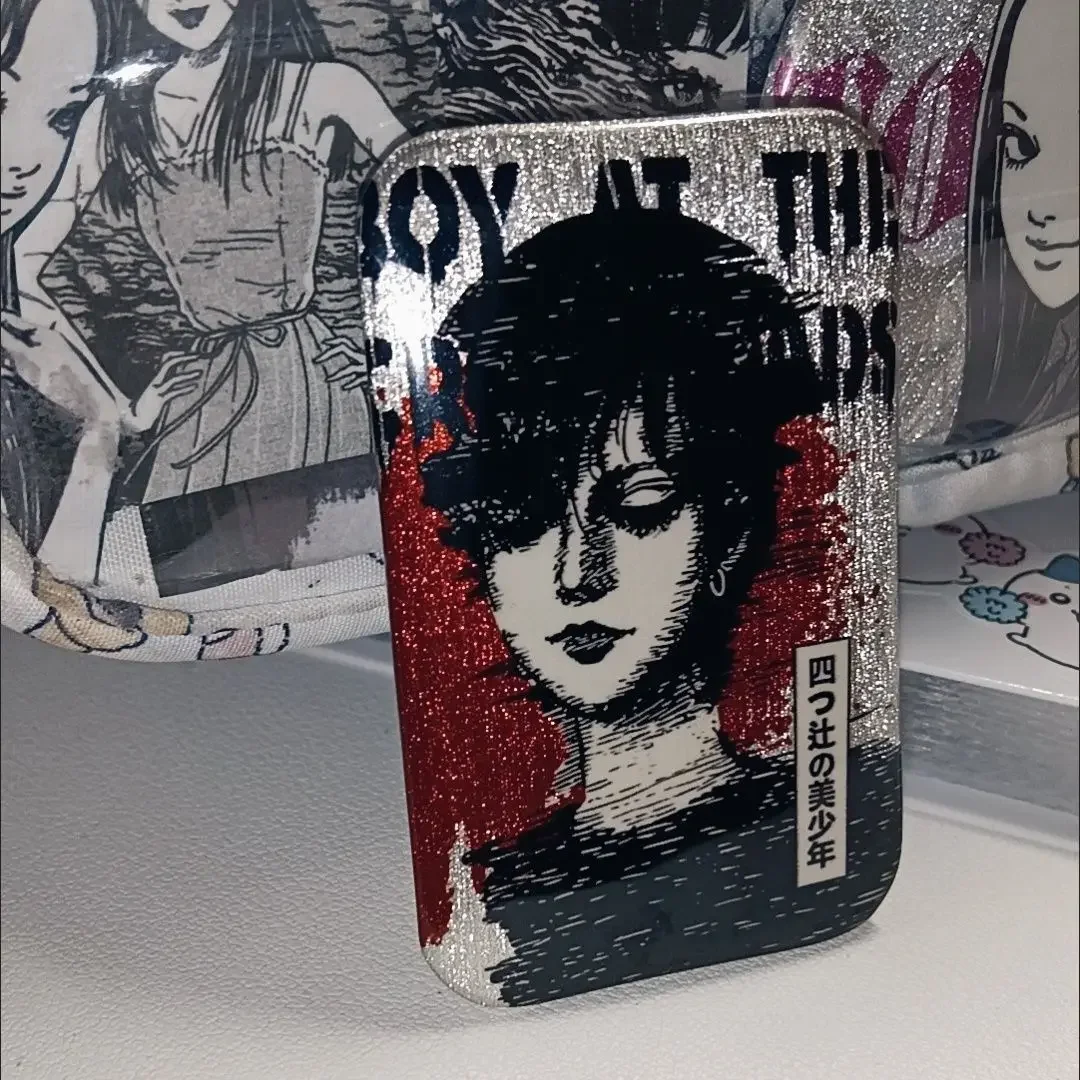 Tomie Kawakami Reflektierendes Lichtabzeichen Junji Ito Serie Tragen Sie dekorative Abzeichen Anime periphere Sammlerstücke Geschenkspielzeug