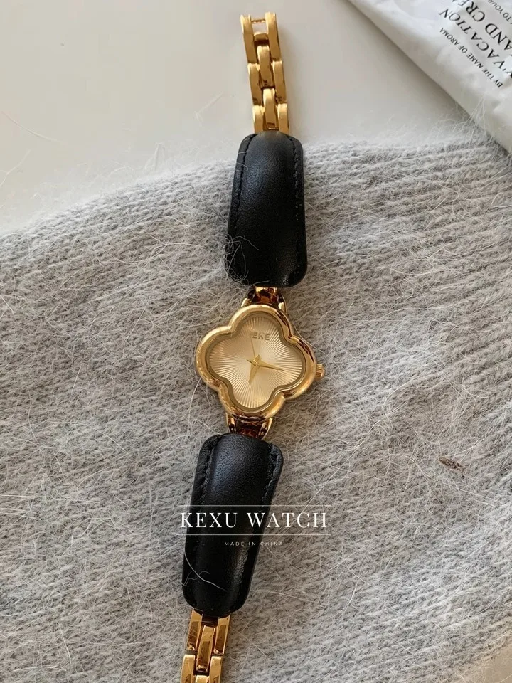 ساعة IEKE ساعة وجه مستوحاة من الطراز البرسيم للنساء، ساعة يد كوارتز أنيقة بمينا أزرق/ذهبي/رمادي/أبيض للسيدات