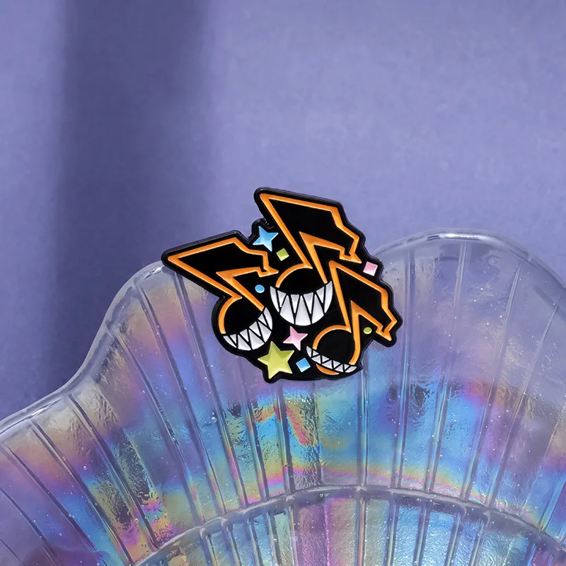 P-e-r-s-o-n-a بروش لعبة كلاسيكية محيط الخزف السلس المينا دبوس قبعة ظهره شارة التلبيب مجوهرات