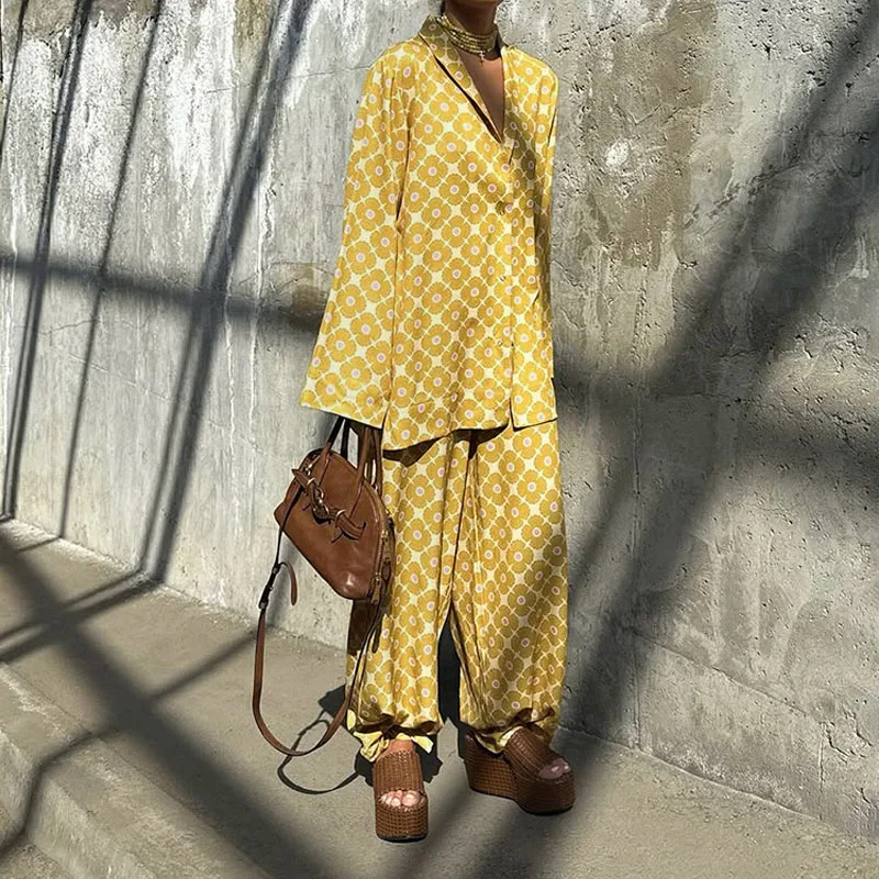 

Digital printed fashionable commuting suit for women lapel long sleeve cardigan top loose trousers two-piece club clothing vesti