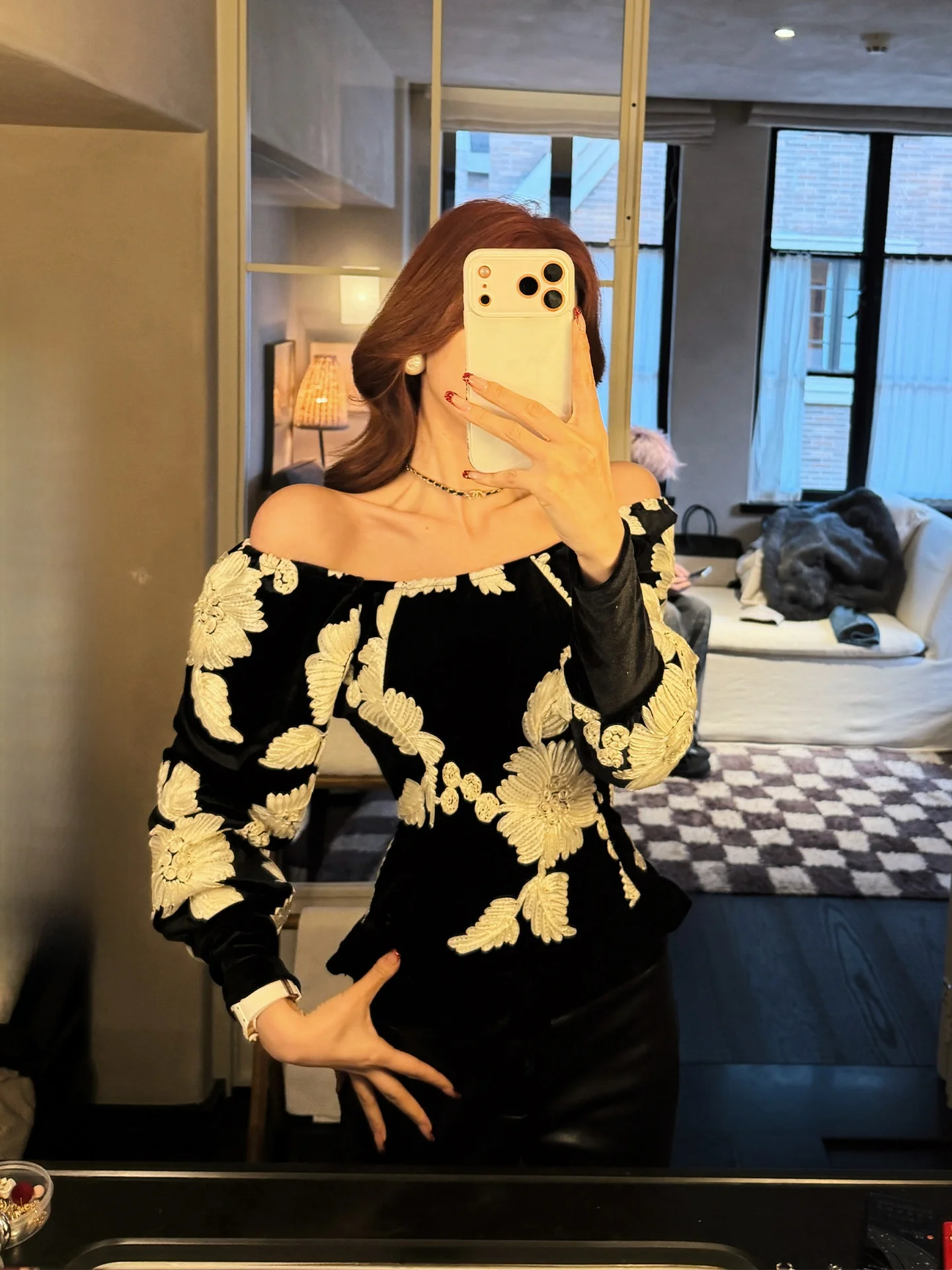 

Ele Early Spring Long Sve Embroidered Velvet Floral Sculpture Lady's Top oulder Baring Faionable Matronly Sle