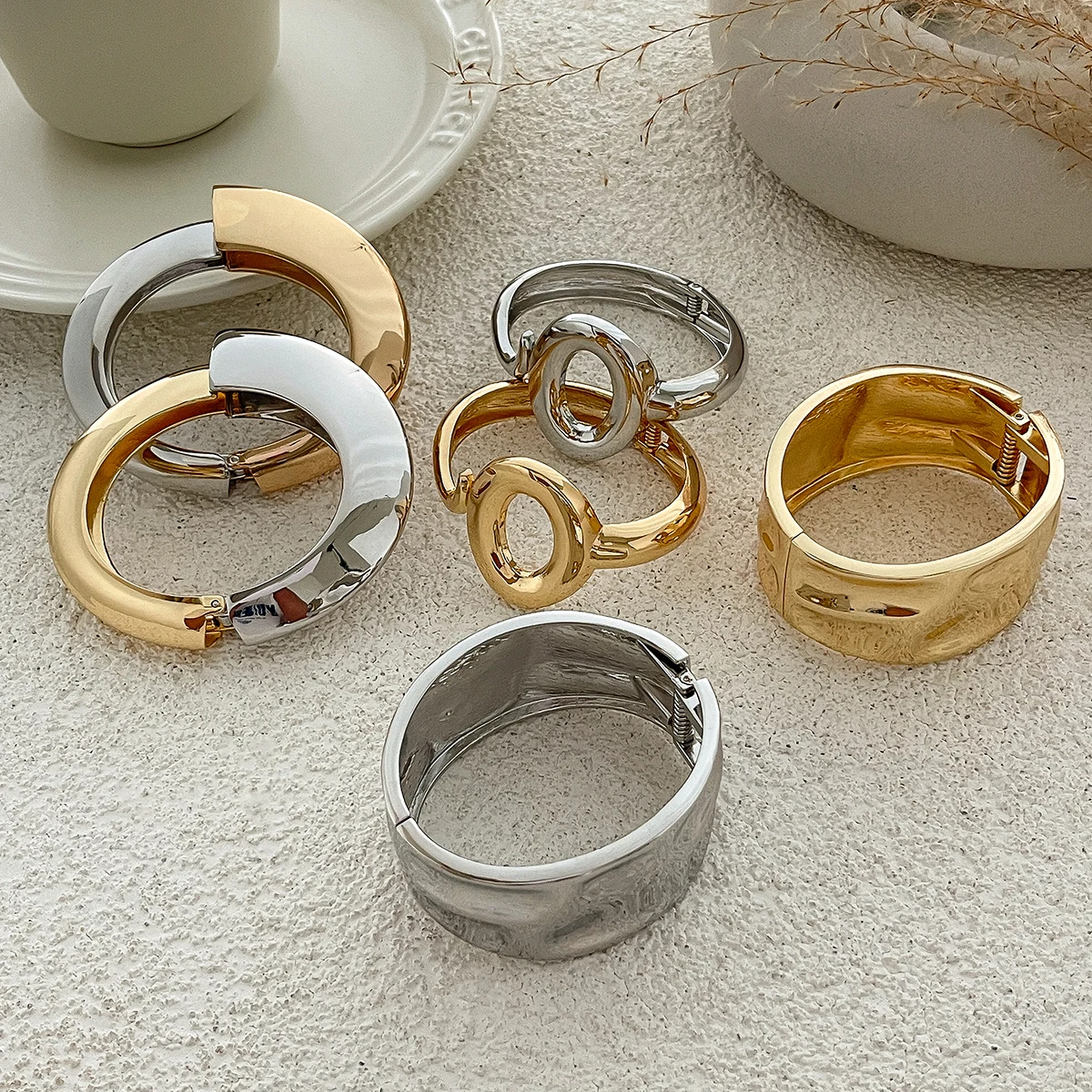 SHIXIN 2025 جديد السلس الذهب اللون الفضي اللون المفتوحة الربيع أساور للنساء تصميم هندسي واسعة الكفة الأساور مجوهرات اليد