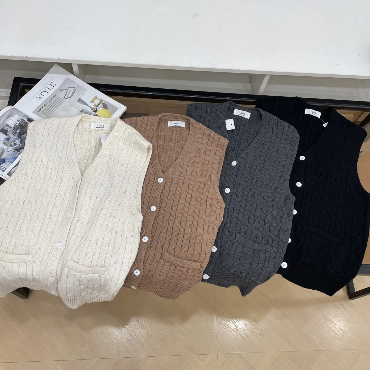 เสื้อคาร์ดิแกนผู้หญิงสีพื้นเรียบง่าย สไตล์ใหม่สำหรับฤดูใบไม้ร่วง กระดุมเดี่ยว ทรงตรง ใส่ได้หลากหลาย รุ่นพื้นฐาน