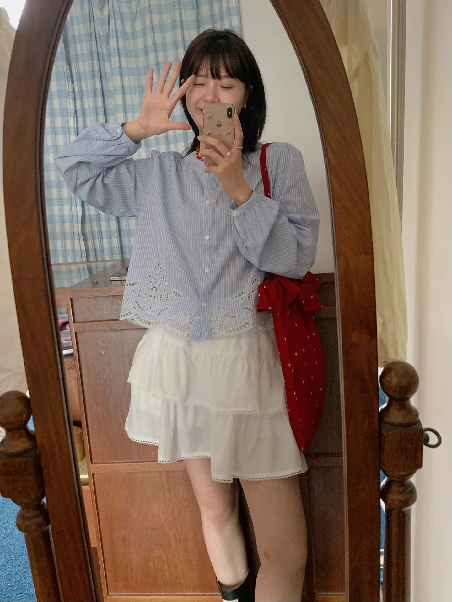 

Нежная молодежная сине-белая полосатая рубашка с ажурным кружевным подолом в корейском стиле, укороченная женская хлопковая блузка с длинными рукавами