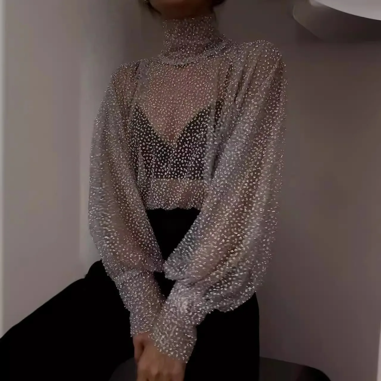 Blusa de fiesta brillante con diamantes de imitación y cuello alto para mujer, Top transparente de encaje de malla, camisa de oficina con manga acampanada para verano