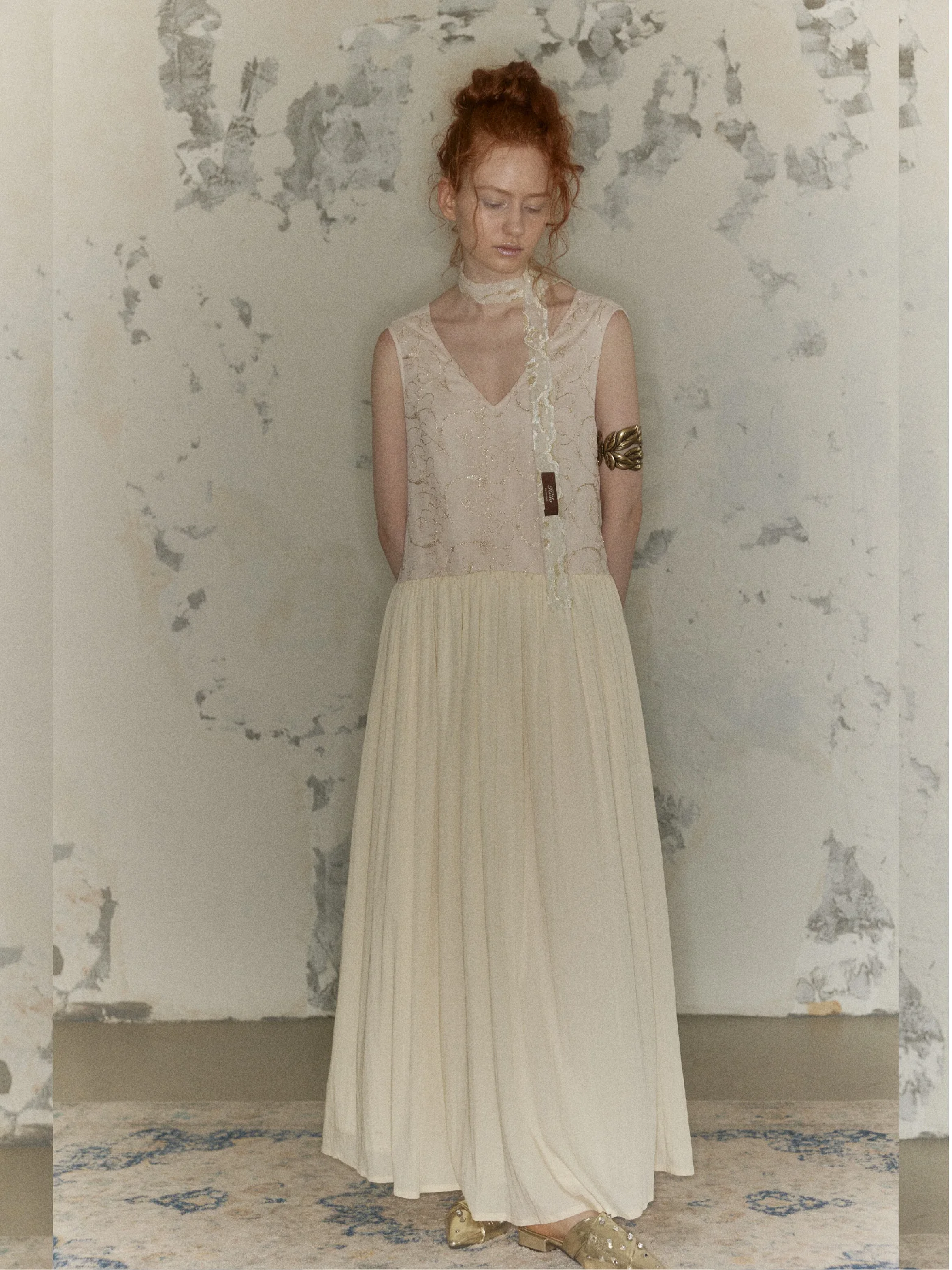 

Летнее женское платье Hiilo с золотой вышивкой и V-образным вырезом, новинка, эксклюзивный дизайн, малая серия