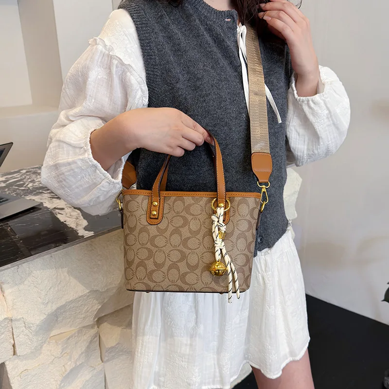 

Popular Design Women's 2025 Retro Tote - Simple & Fashionable New Style, Versatile Trendy Classic, Practical Shoulder Handbag