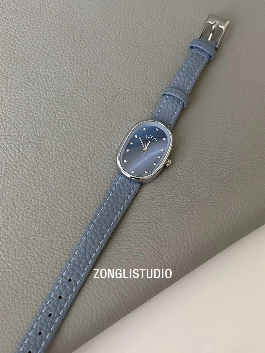 

Oval-shaped women's watch with leather strap, elegant and stylish, perfect for students, exuding a high-end and luxurious feel.