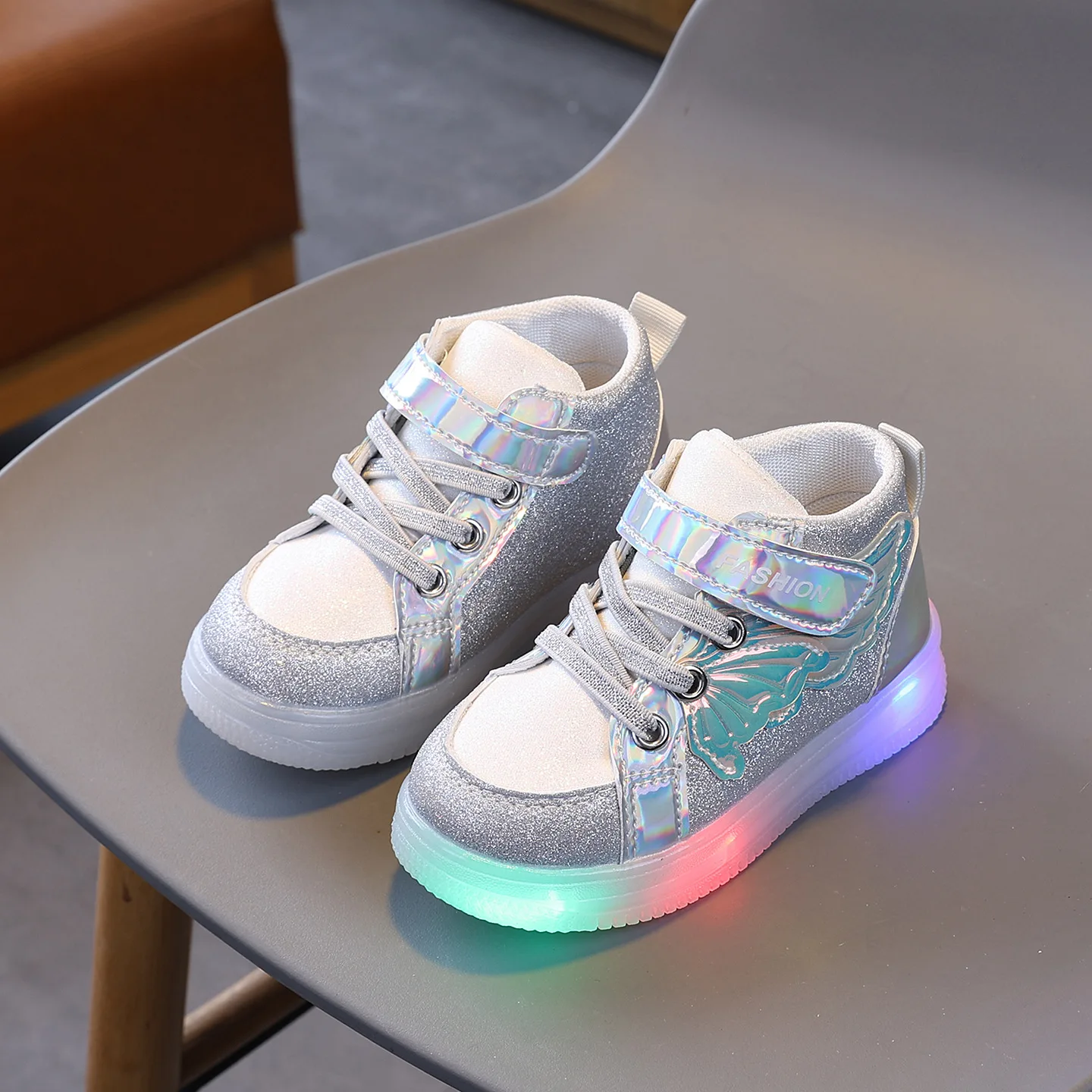 Picture 6: Kids LED Light Up Shoes 2026 New Girls Glow Dark Sneakers Sparkle Running Shoes Toddler Boys Girls Non-Slip Sole Casual Outdoor