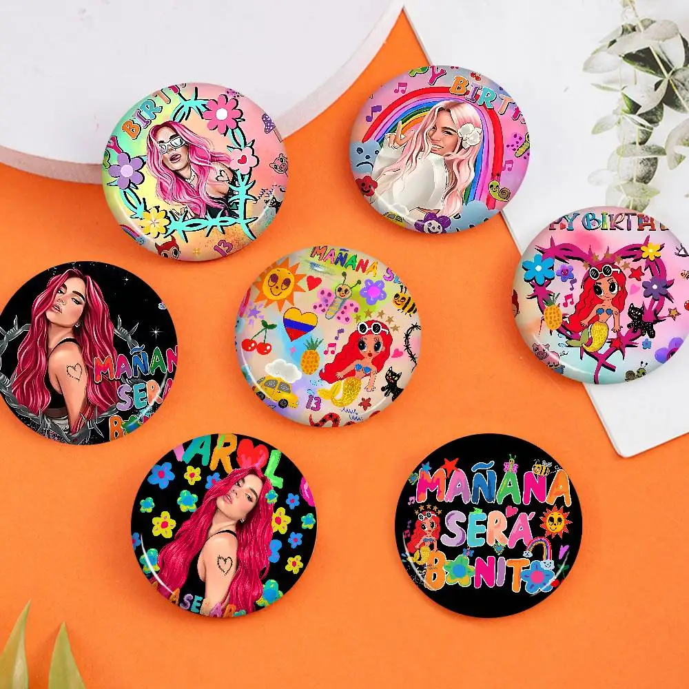 Karol G Sängerin, 58 mm, niedliche Serie, Pins, lustiges Abzeichen, interessante Cartoon-Tiere, Broschen, Rucksack, Kleidung, Geschenk, Zubehör