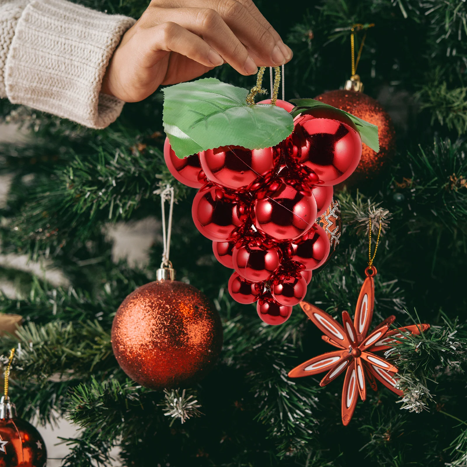 

Artificial Grapes for Christmas Tree Decorative Fruit Pendant with Shiny Finish Lifelike Fake Fruit Hanging Ornament Xmas Tree