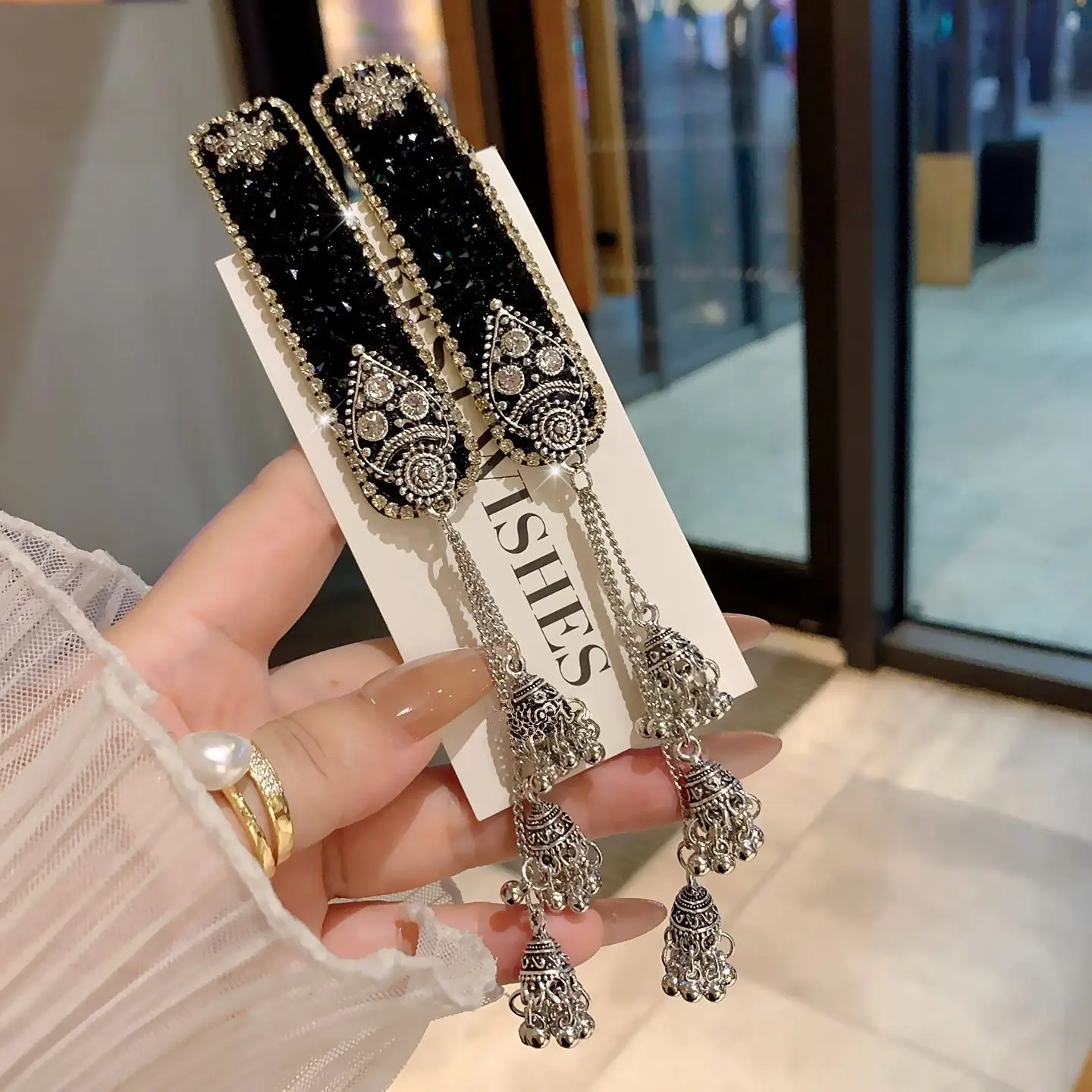 

New Chinese-Style Bell Tassel Hairpin for Women, Red Luxury Ultra-Shiny Rhinestone Side Bangs Clip for New Year