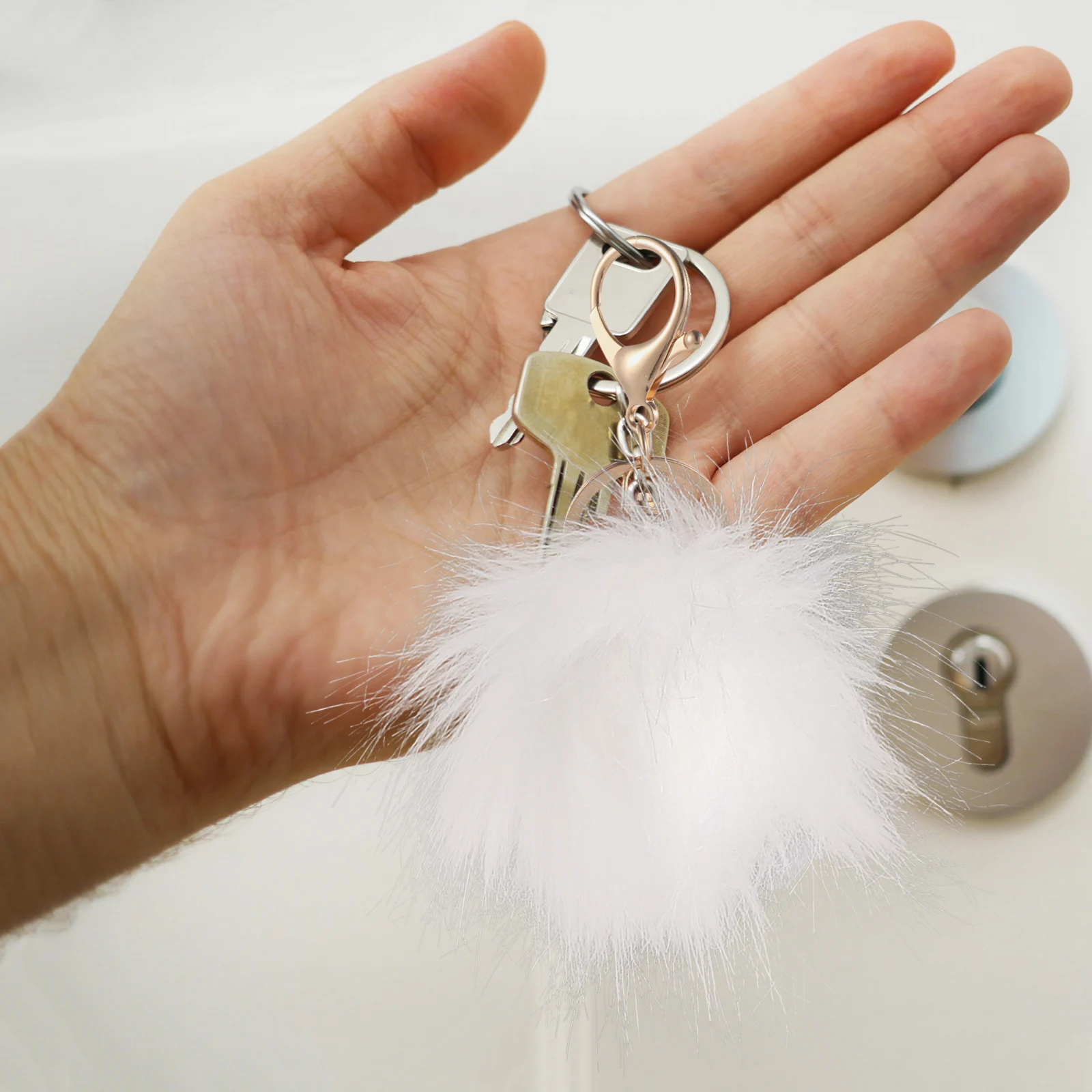 

6pcs White Faux Pom Pompom Ball Keychains Decorative Accessories For Hats Bags Clothing Women Backpack Charms Pendant Soft